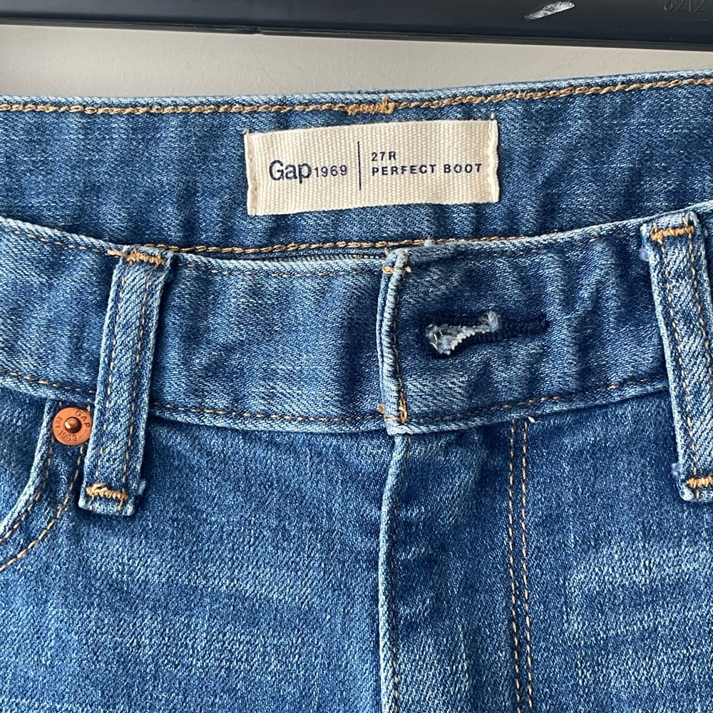 GAP Women's Classic Blue Straight Leg Jeans - Picture 2 of 10